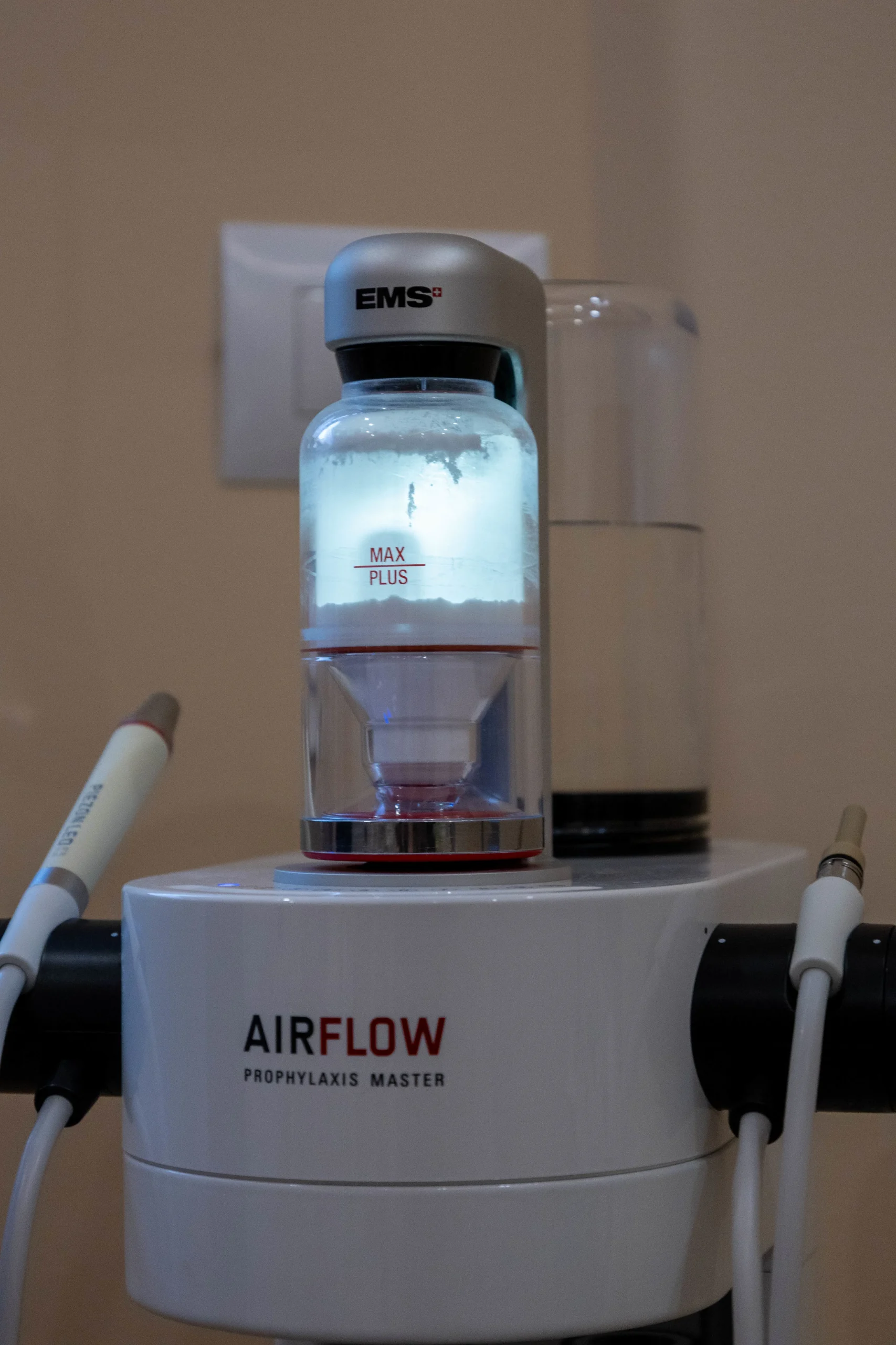 Pulizia dei Denti con Tecnologia EMS AirFlow