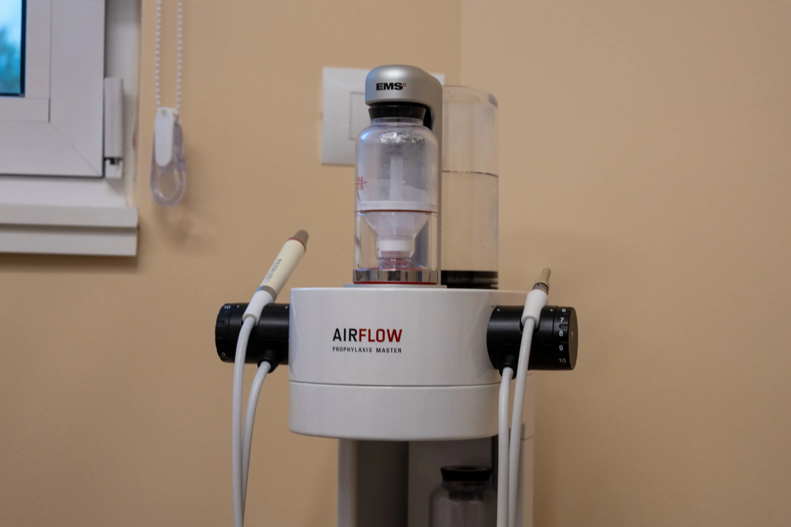 Pastrimi i dhëmbëve me teknologjinë EMS AirFlow